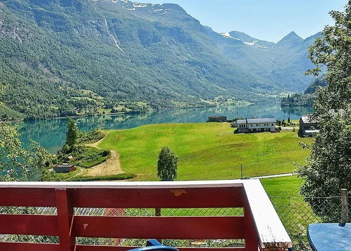 8 Person In Олден